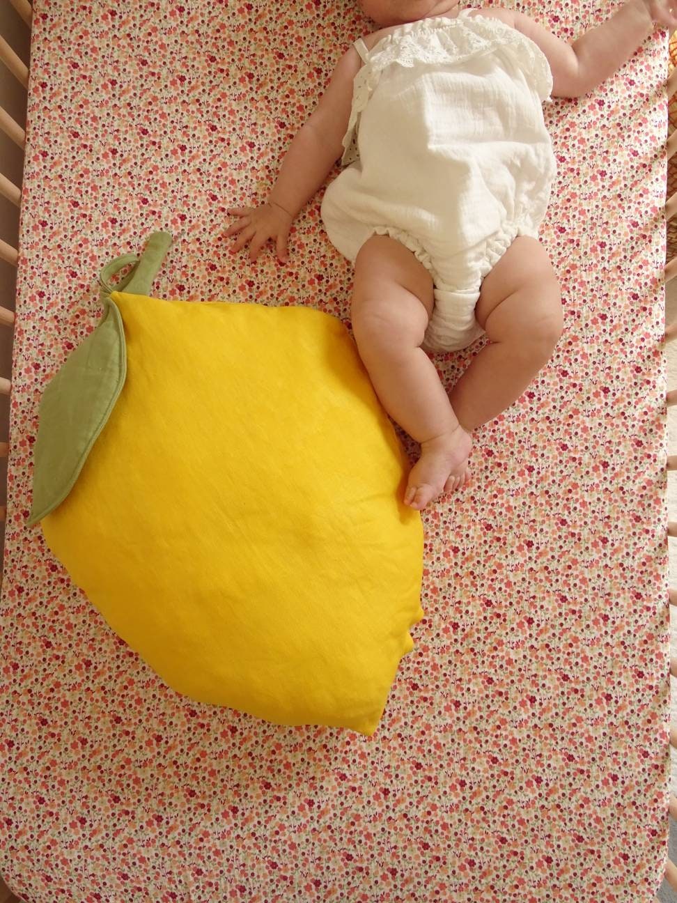 Διακοσμητικό λινό μαξιλάρι σε σχήμα λεμόνι