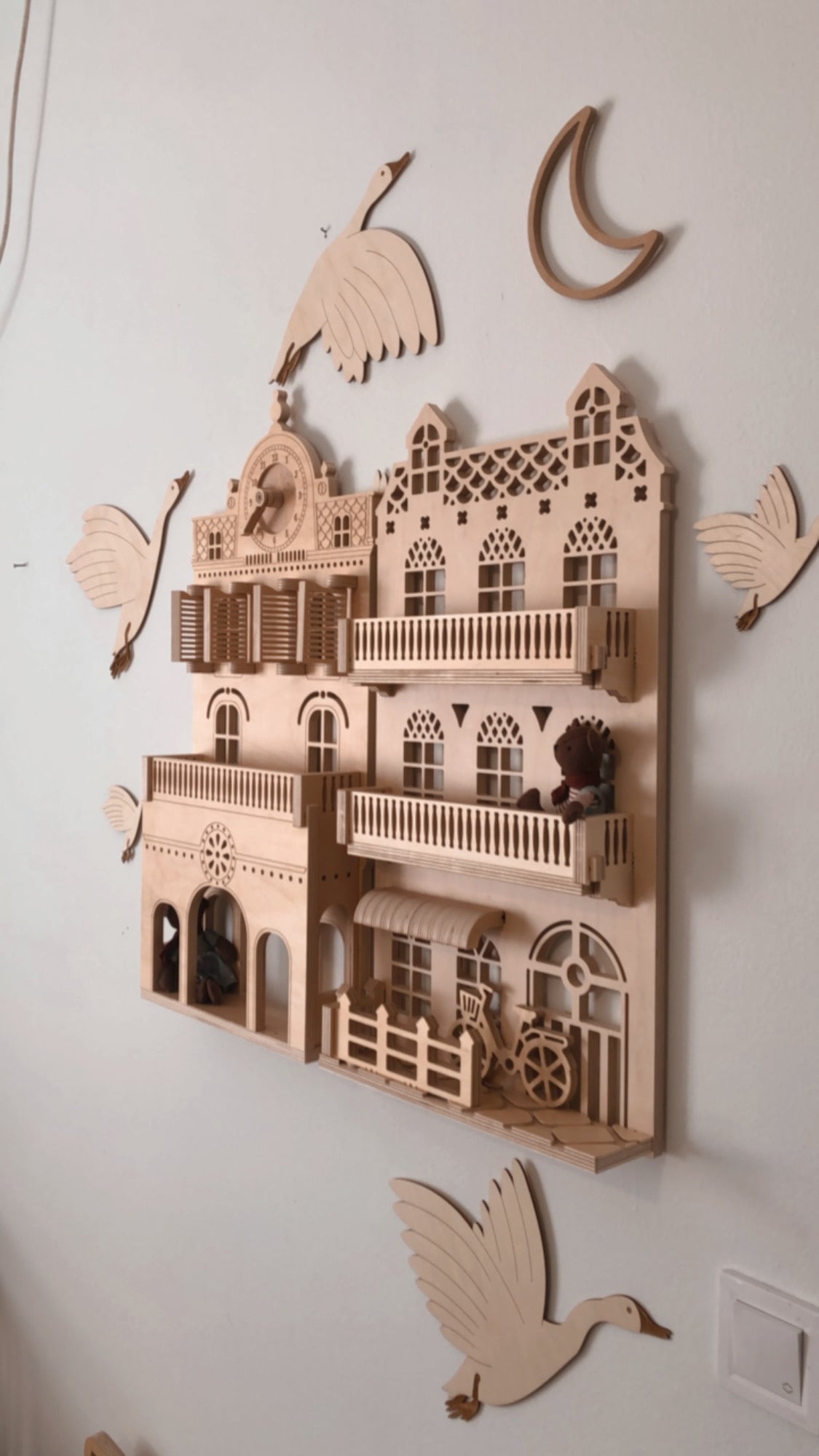 Ξύλινες Κρεμαστές Προσόψεις Κτηρίων Trele Morele 65cm - Σταθμός & Καφετέρια